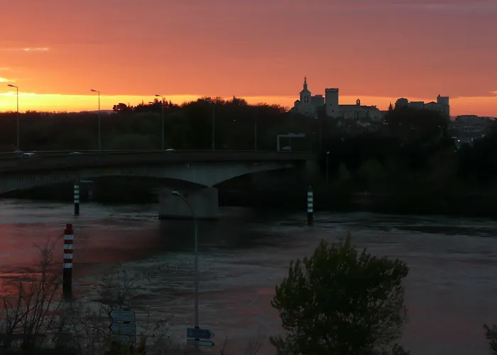 Cit'hotel L'oasis D'avignon 2*